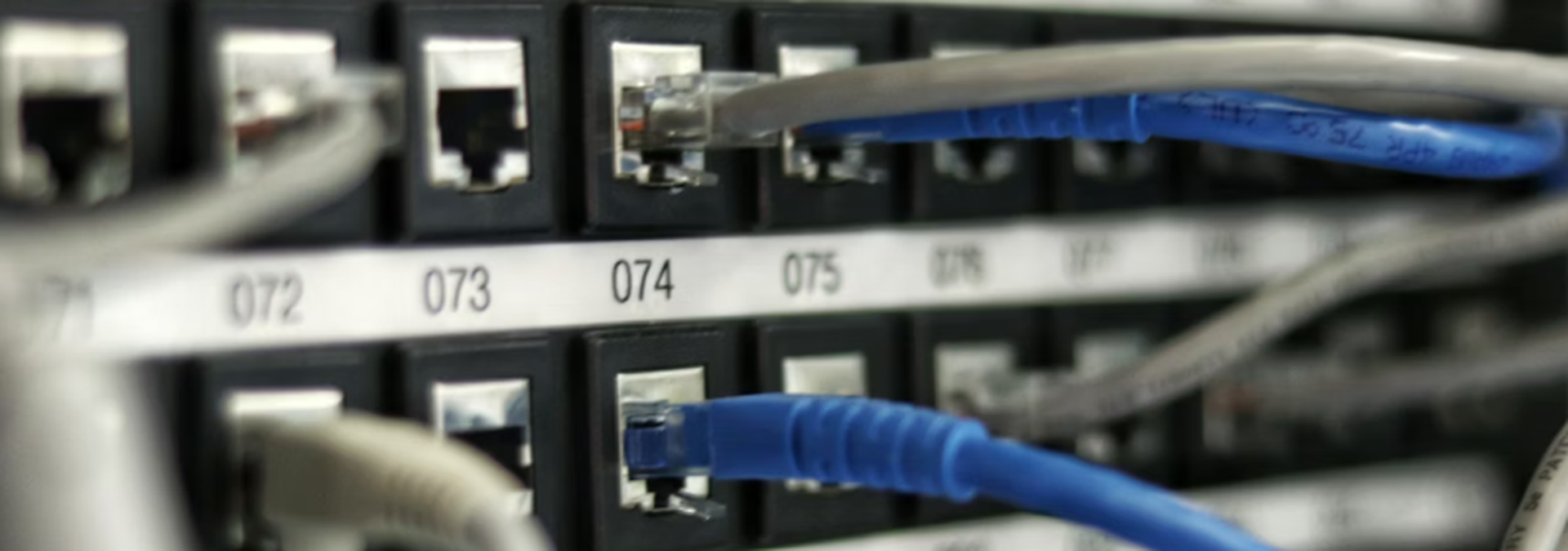 Close up of glowing multimode fiber optic cables connected to network switches, demonstrating 850nm VCSEL architecture and IEEE 802.3z transmission characteristics Close up of glowing multimode fiber optic cables connected to network switches, demonstrating 850nm VCSEL architecture and IEEE 802.3z transmission characteristics